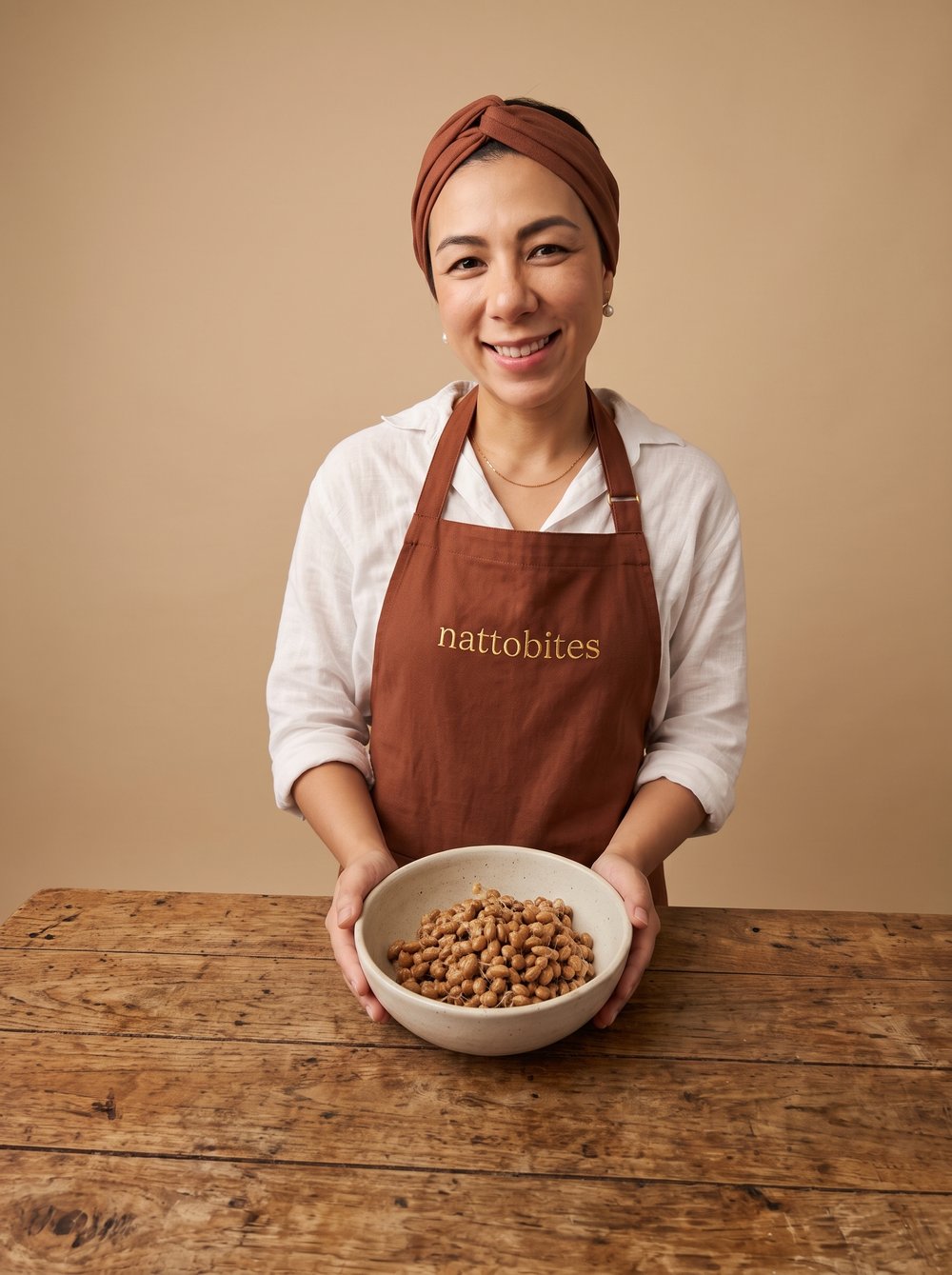 Fundadora da Nattobites segurando uma tigela de nattô