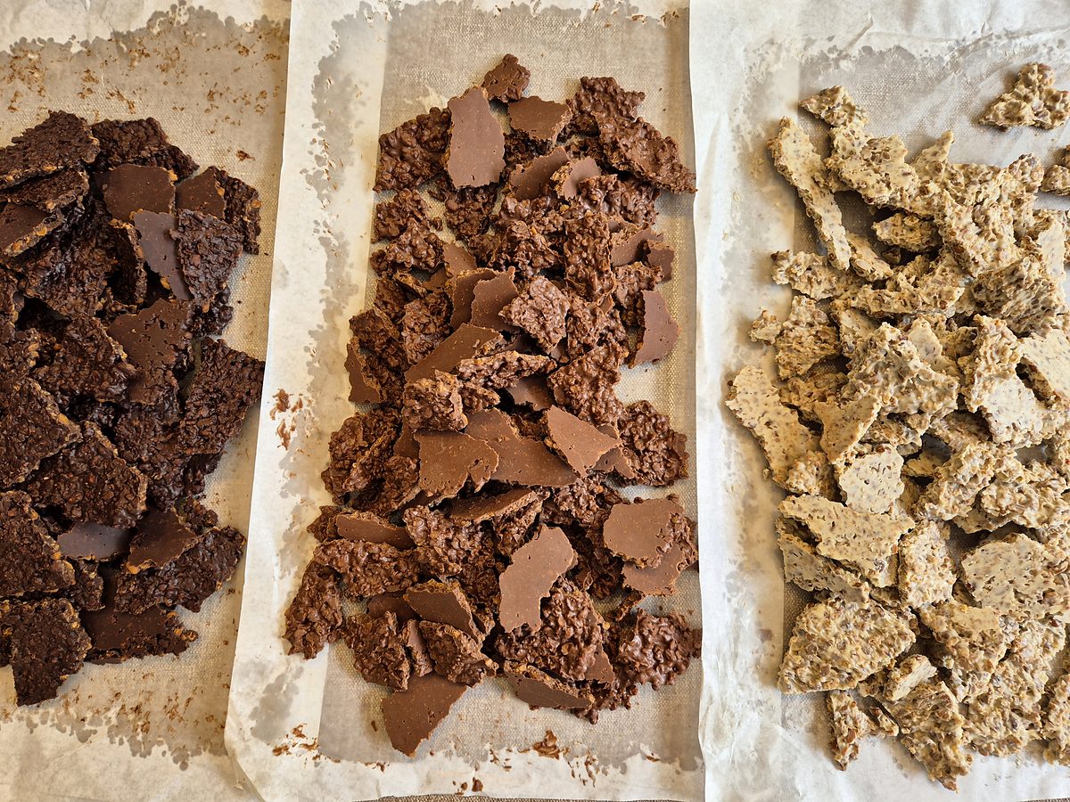 Pedaços dos 3 chocolates com Hoshi Natto Nattobites: 70% com laranja, ao leite e branco