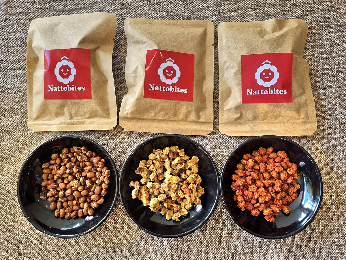Sachês e pratos de Hoshi Natto Nattobites nos sabores Azeite e Sal, Cebola e Páprica